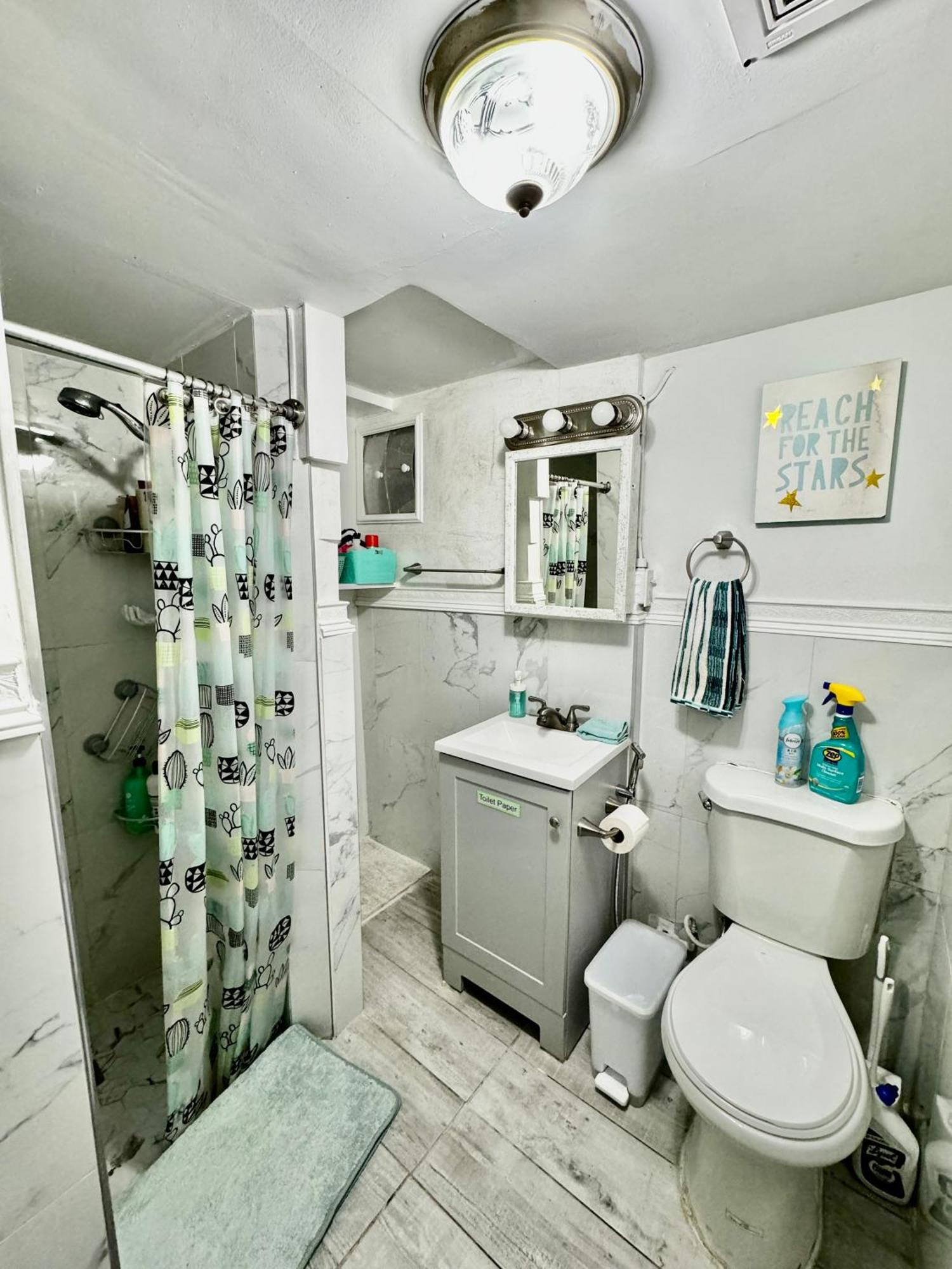 Tiny Private On The 1st Floor With Shared Bathroom 9 Minutes To Seatac Airport *